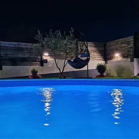Holiday House Boost With Heated Pool Klis Luaran gambar